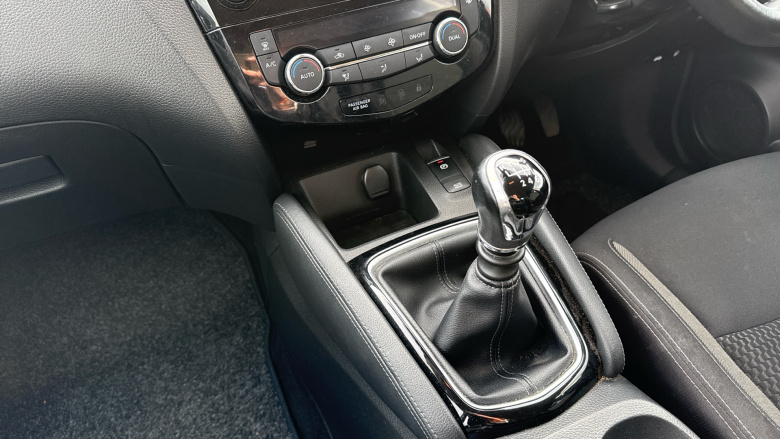 Nissan Qashqai 1.3 DiG-T Acenta Premium 5dr Petrol Hatchback